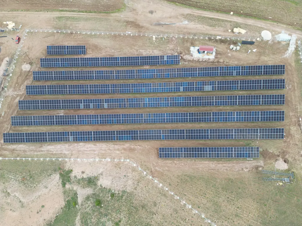 Tamamlanmış arazi GES, panel sıraları kuş bakışı