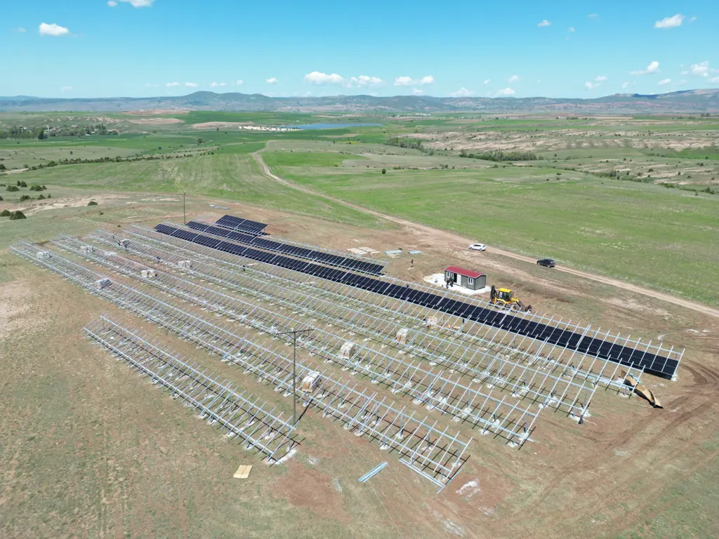Panel montajı devam eden arazi GES sahası