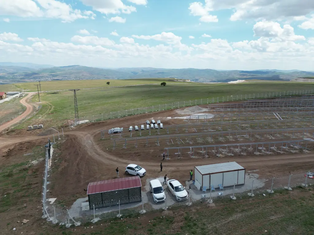 GES şantiyesi: saha ofisi, konteynerler ve konstrüksiyon sıraları