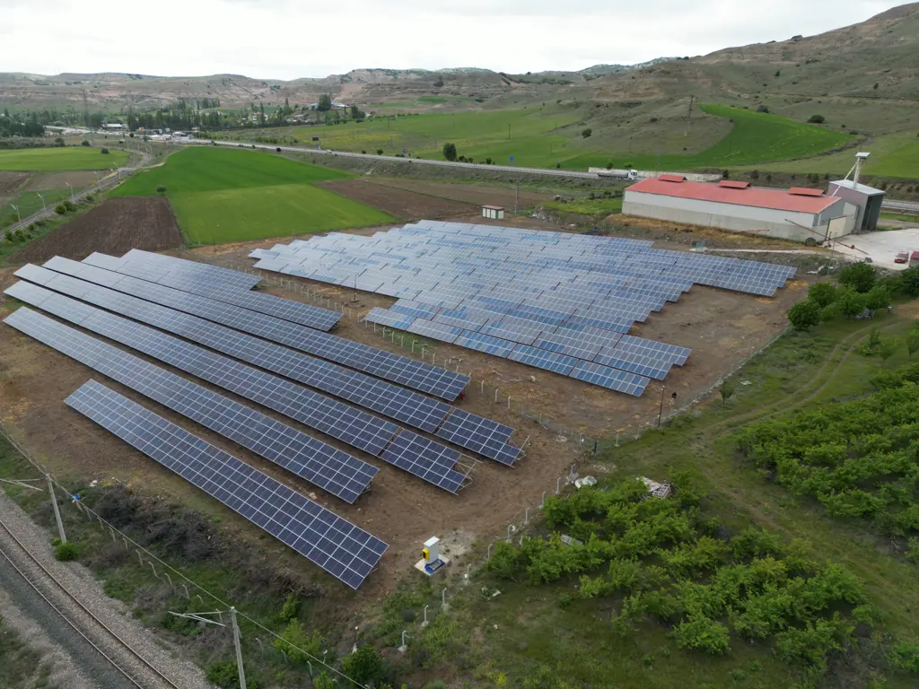 Demiryolu ve meyve bahçesi arasındaki arazi GES sahası